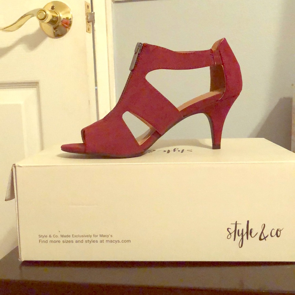 Heels with zipper